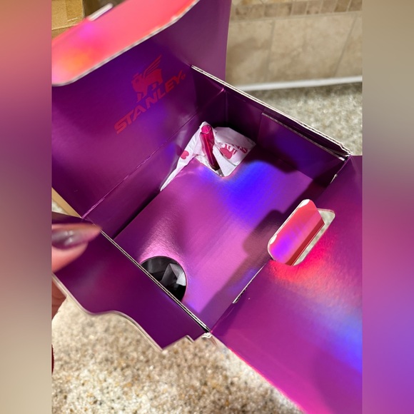 Stanley The Quencher H2.0 Flowstate Tumber in Berry Truffle w/ Box 40 Ounce - Picture 7 of 7